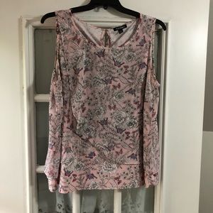Super cute sleeveless top.